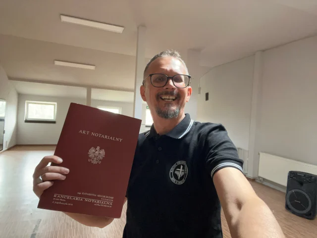 Jesteśmy świadkami wielkiego cudu. Wszystkim darczyńcom, i indywidualnym i Zborom jesteśmy wdzięczni. Bogu Wszechmogącemu, Panu Kościoła niech będzie chwała. Pragniemy, by te nowe mury zapełniały się ludźmi kochającymi i szukającymi Boga. A przed nami nowe wyzwania i niedługo przeprowadzka. Nasz nowy adres to ul. Drzewieckiego 9/2.  Ale 2 najbliższe niedziele na pewno jeszcze na Przemysłowej 2